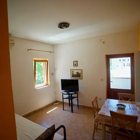 Apartman Naranca 아파트 코미자